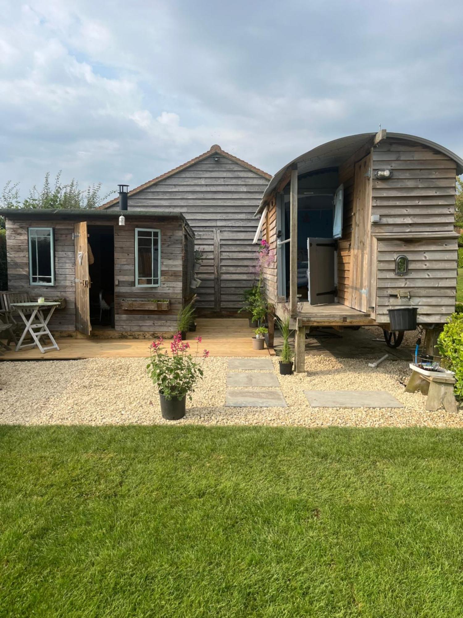 The Hen House Shepherds Hut With Hot Tub Chittoe Exterior foto