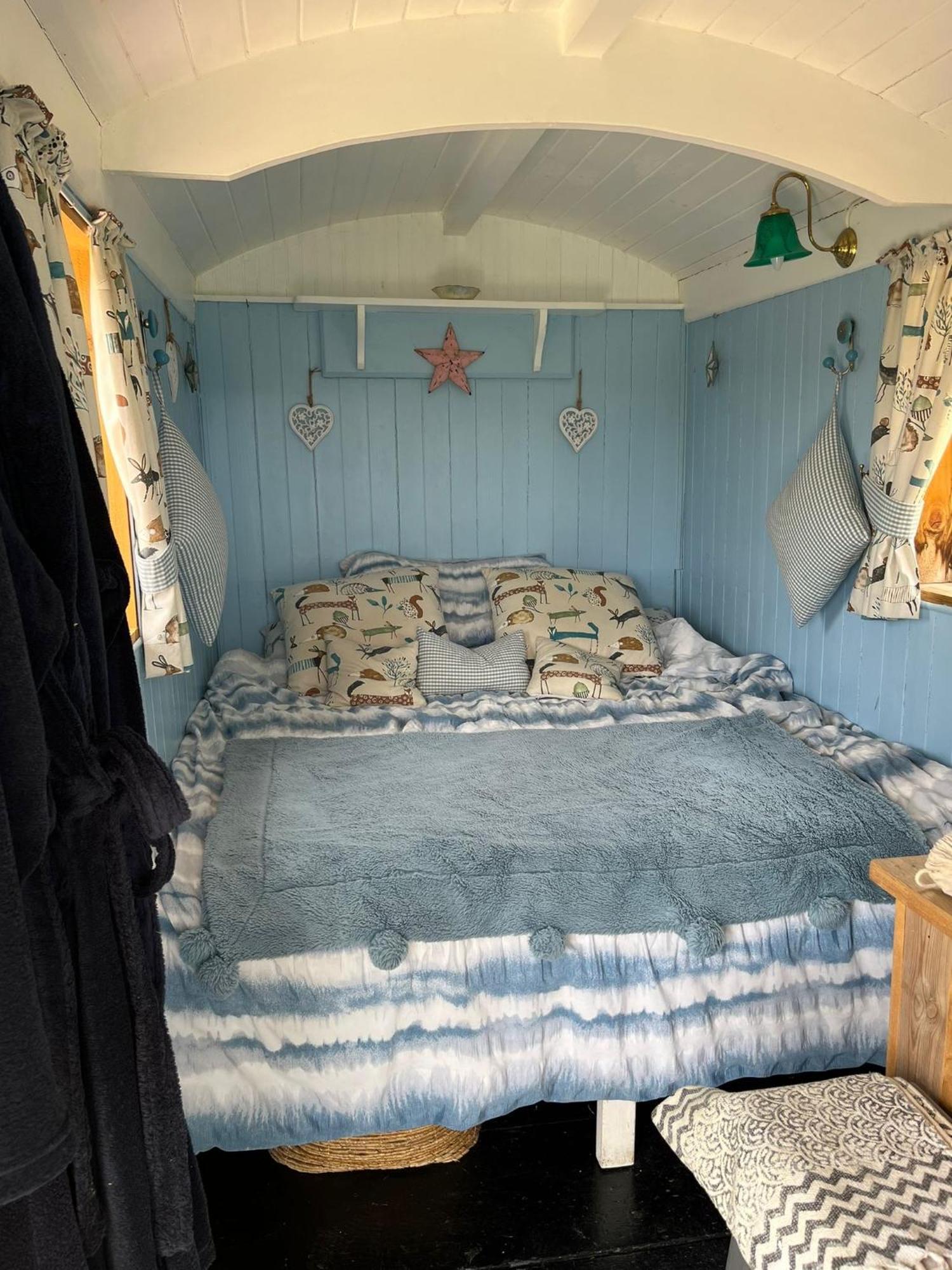 The Hen House Shepherds Hut With Hot Tub Chittoe Exterior foto